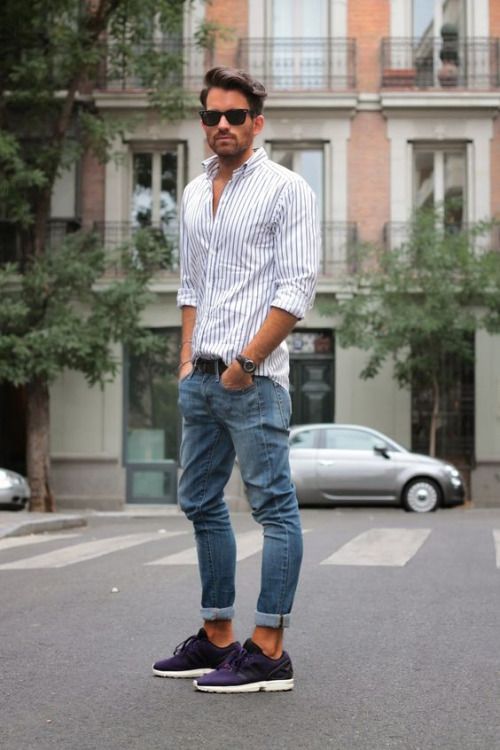 calça jeans dobrada com tenis masculino